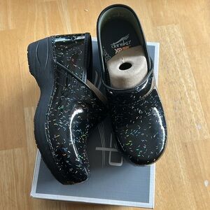 Dansko XP 2.0 Women's Rainbow Fleck Patent Leather Clog